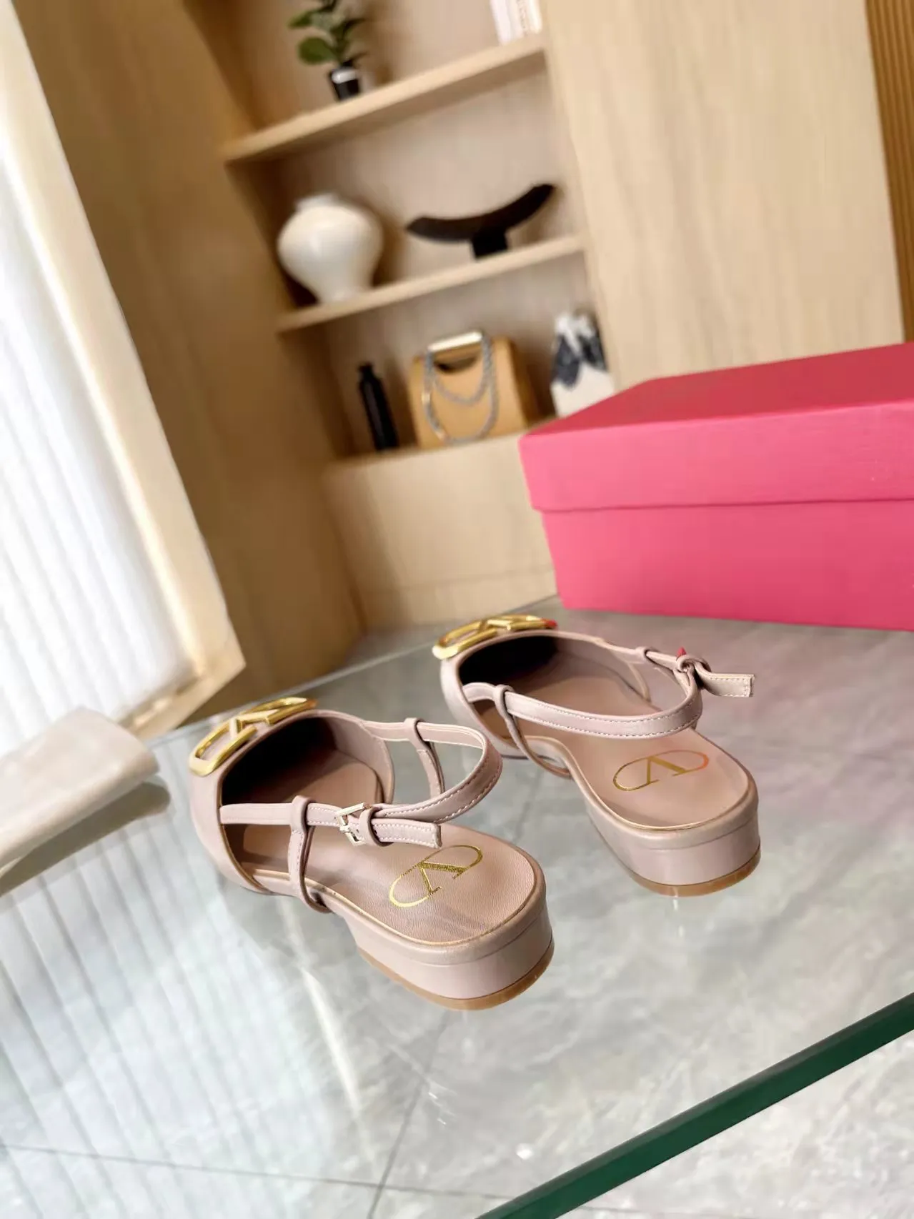 👟👟Ex-factory price 400👟👟 Genuine leather sole +40 Top version 𝑉𝐴𝐿𝐸𝑁𝑇𝐼𝑁𝑂 Valentino new spring and summer women's back hollow new sandals. Unique V-buckle hardware accessories bring out a full sense of luxury. The new season will live up to expectations! Worth buying★Absolutely high-grade❥Original method, Absolutely sensual❥Elegant style, creating a different feeling, simple and elegant style!  Code number: 35-41 (34-42 customized, non-returnable) Fabric: Imported sheepskin Inner foot pads: Inner sheepskin Heel height: 2 cm Leather outsole Rubber outsole